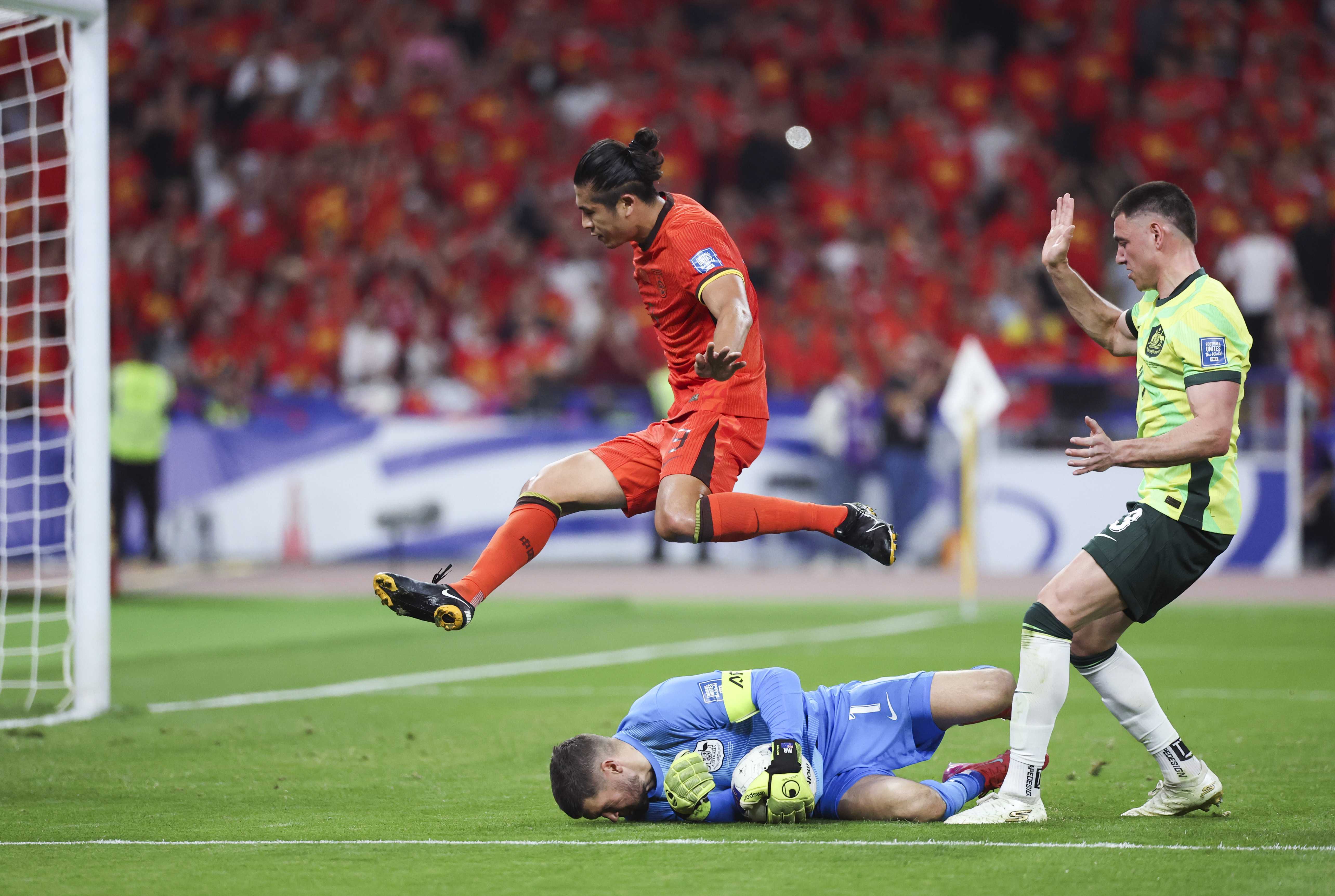 FIFA足球网-足球赛场上出现突发事件，备战进程备受质疑